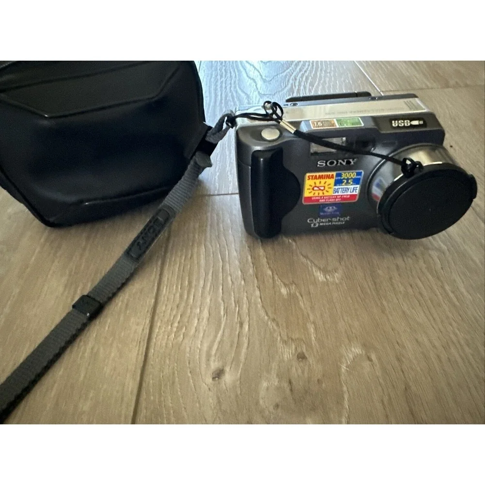 Sony Cyber-shot DSC-S30 1.3MP Digital Camera‎ Battery No Memory Stick W/case